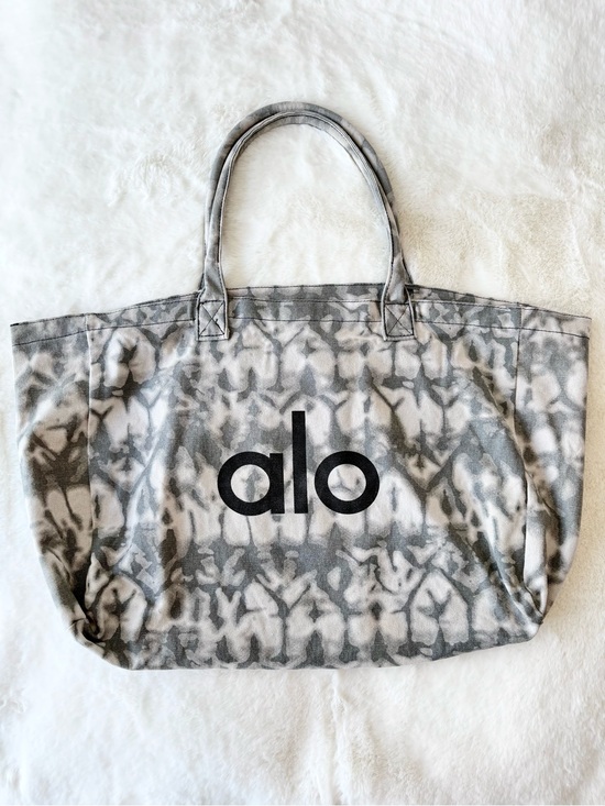 ALO Yoga Handbags - Alo Yoga Tie-Dye Tote Bag – NWOT Iconic Gray/White Shopper 🩶